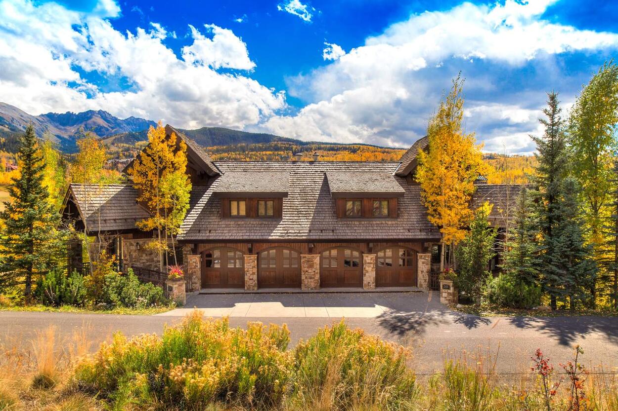 Country Club Manor - Image 2